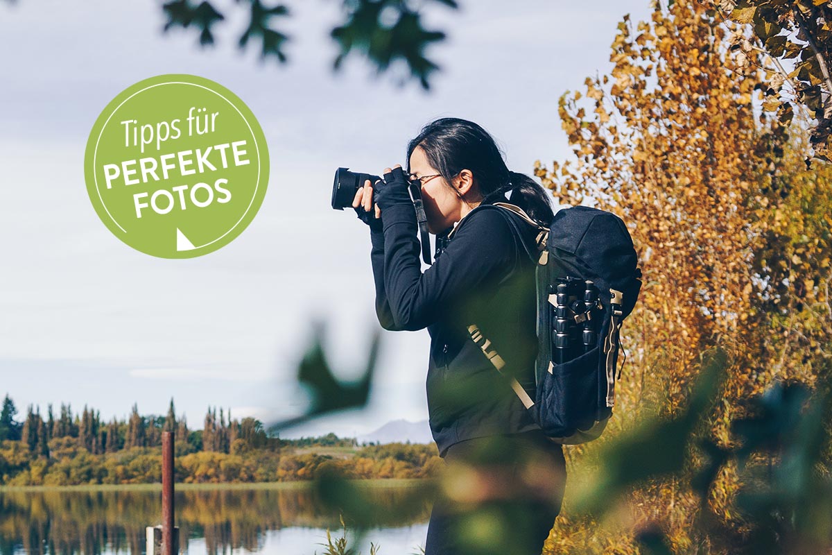 Person fotografiert mit einer Kamera unter freiem Himmel.