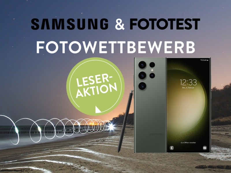 Samsung Galaxy S23 Ultra Smartphone vor einem Strand positioniert.