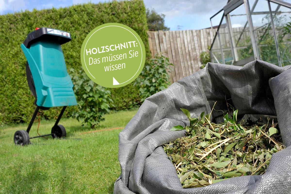 Garten mit Häcksler im Hintergrund, davor ein Sack mit Schnittgut