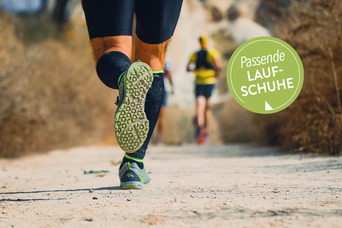 Zwei Personen laufen in Sportschuhen auf Sandweg.