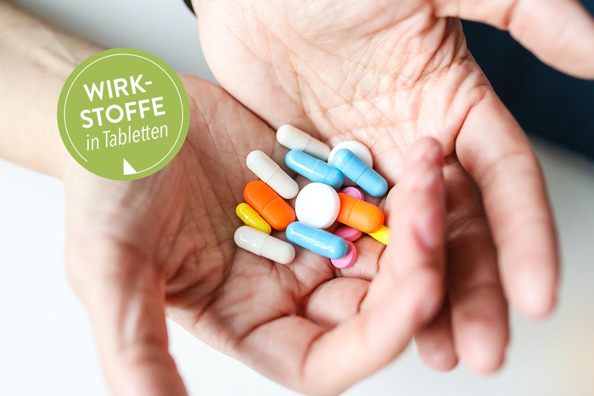 In Händen gehaltene Tabletten.