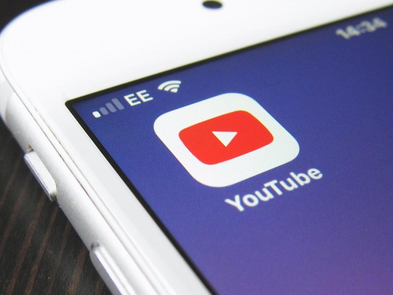 Smartphone liegend mit dem Logo von YouTube auf dem Display