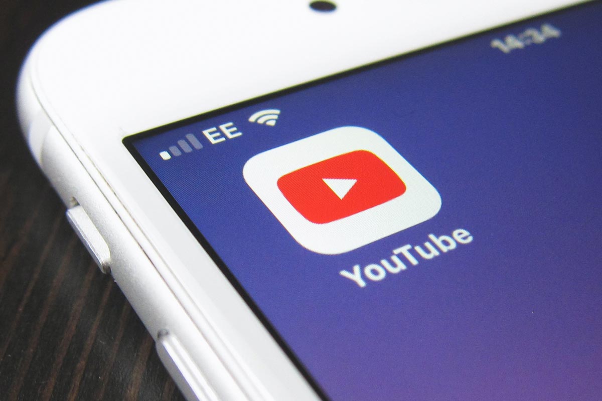 Smartphone liegend mit dem Logo von YouTube auf dem Display