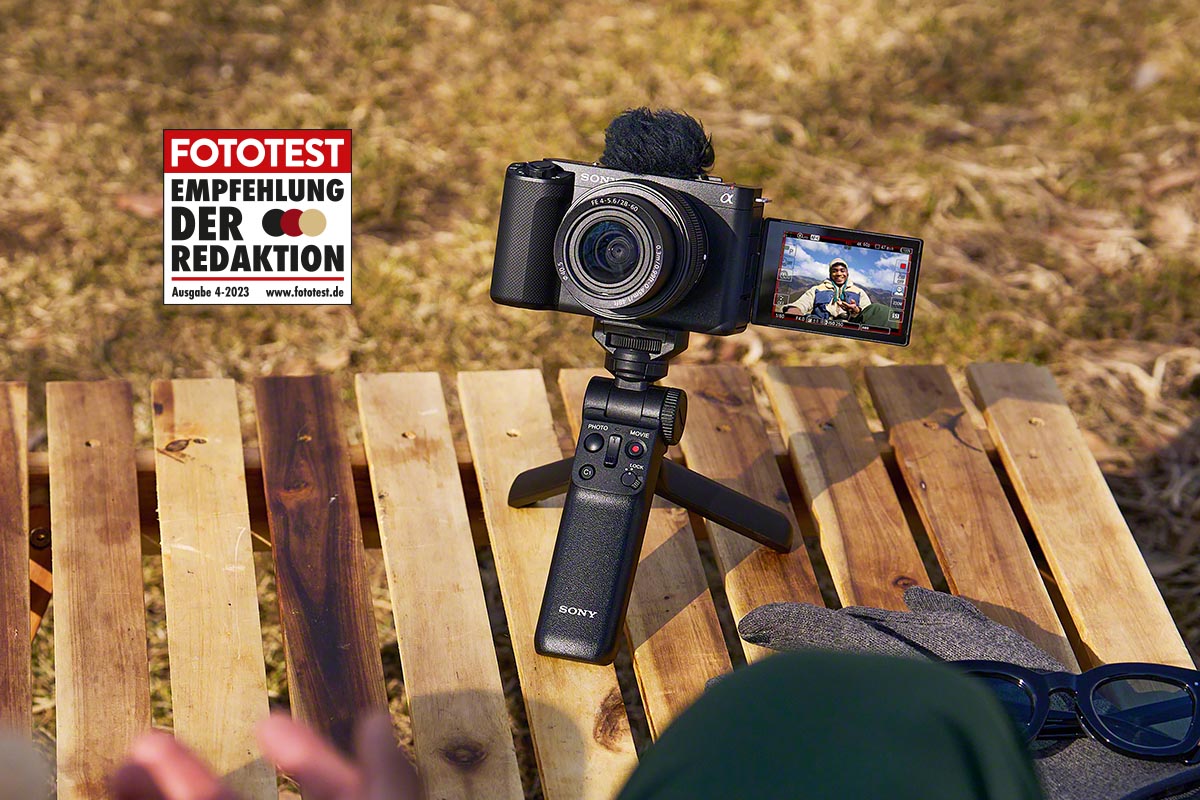 Kamera von Sony auf Holzbrettern.