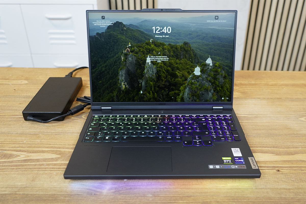 Das gaming Notebook Lenovo Legion Pro 7i aufgeklappt auf einem Tisch.