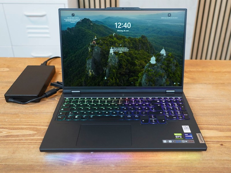 Das gaming Notebook Lenovo Legion Pro 7i aufgeklappt auf einem Tisch.
