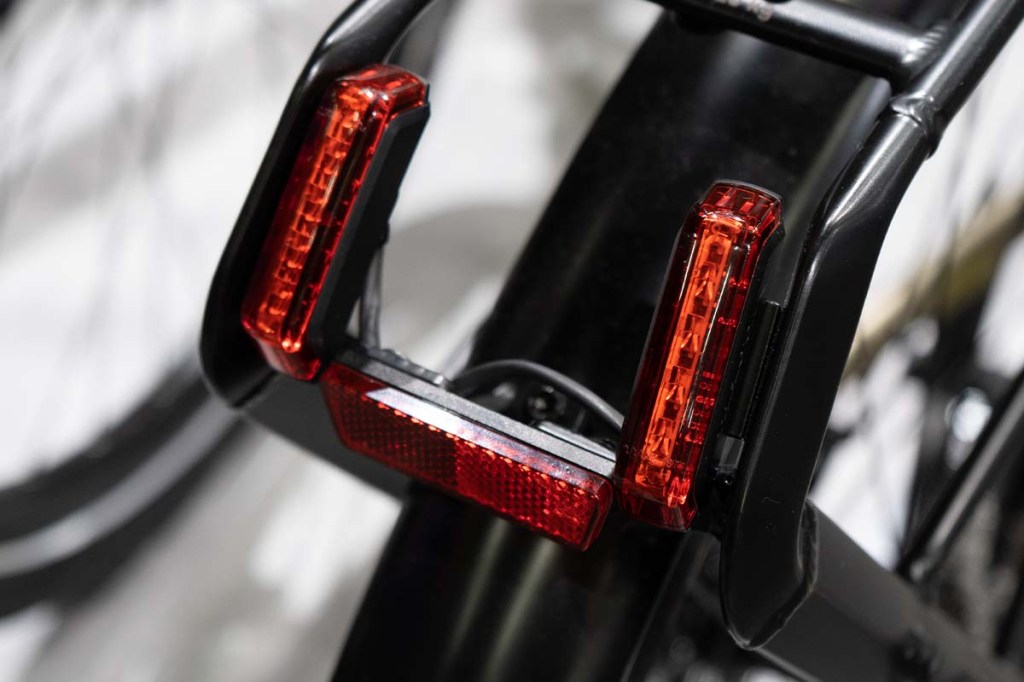 Nahaufnahme integriertes Licht im Gepäckträger E-Bike