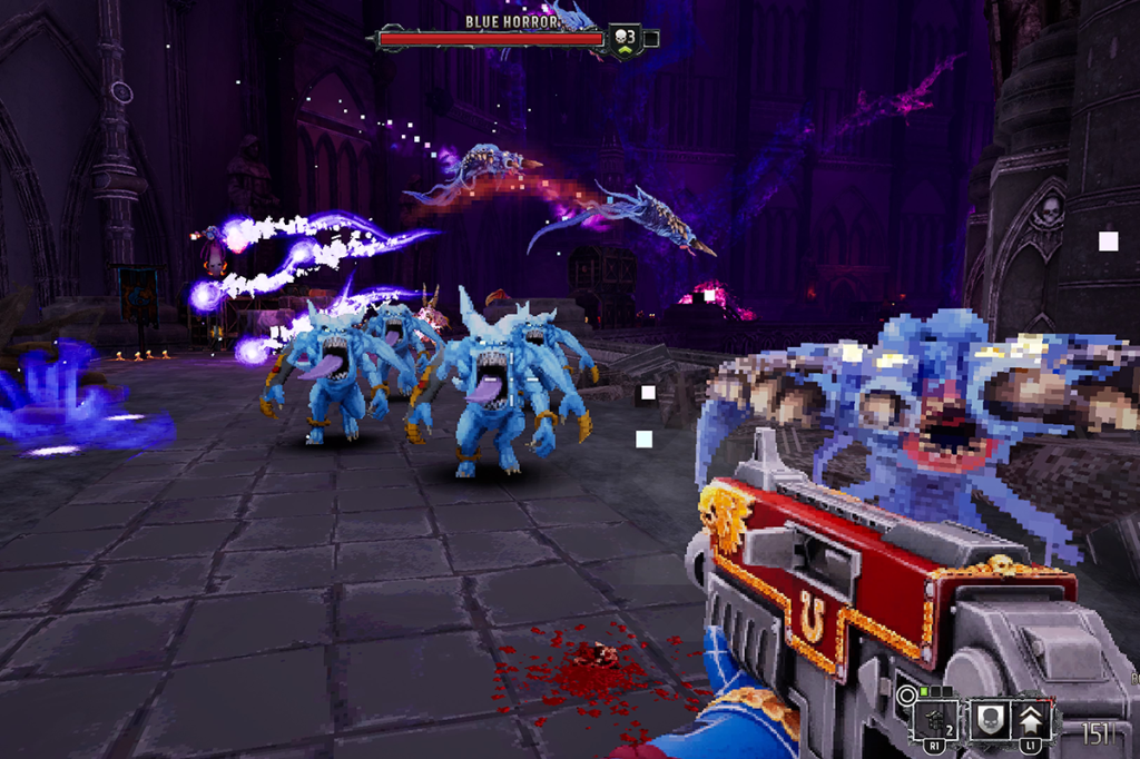Ein Screenshot des Shooters Boltgun. Im Vordergund die Waffe des Charakters, im Hintergrund blaue Dämonen-Gegner