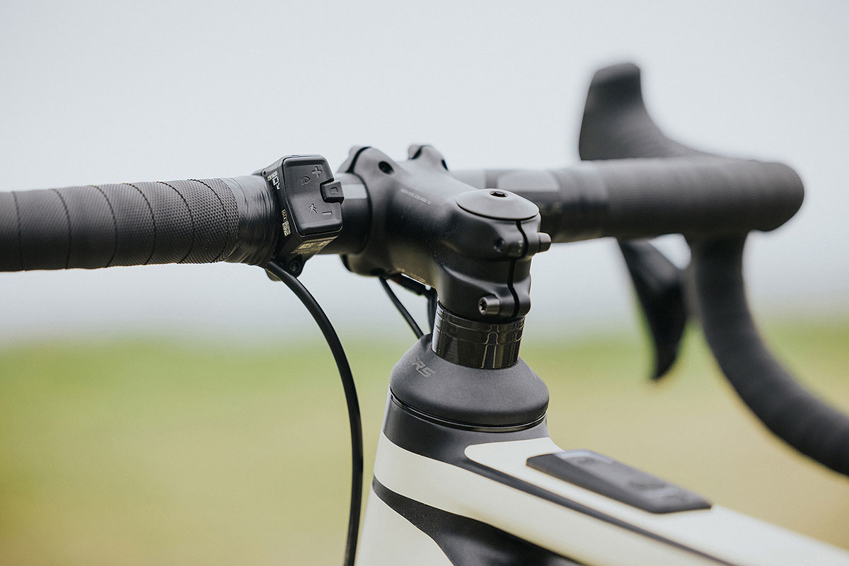 Detailaufnahme E-Gavel-Bike-Lenker vor unscharfem Hintergrund.