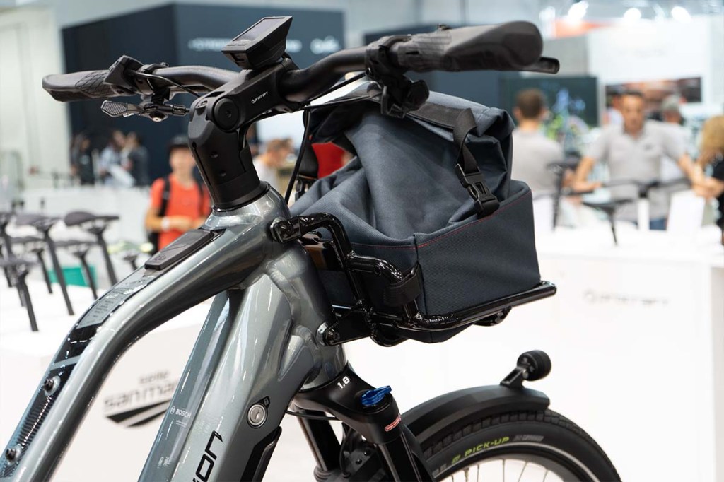 Nahaufnahme E-bike Lenker mit Frontgepäckträger