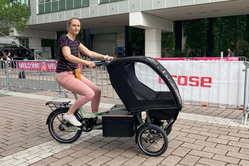 Frau fährt auf E-Bike von Chike