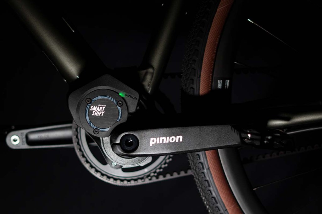 Nahaufnahme Pinion Schaltung am Tretlager von E-Bike