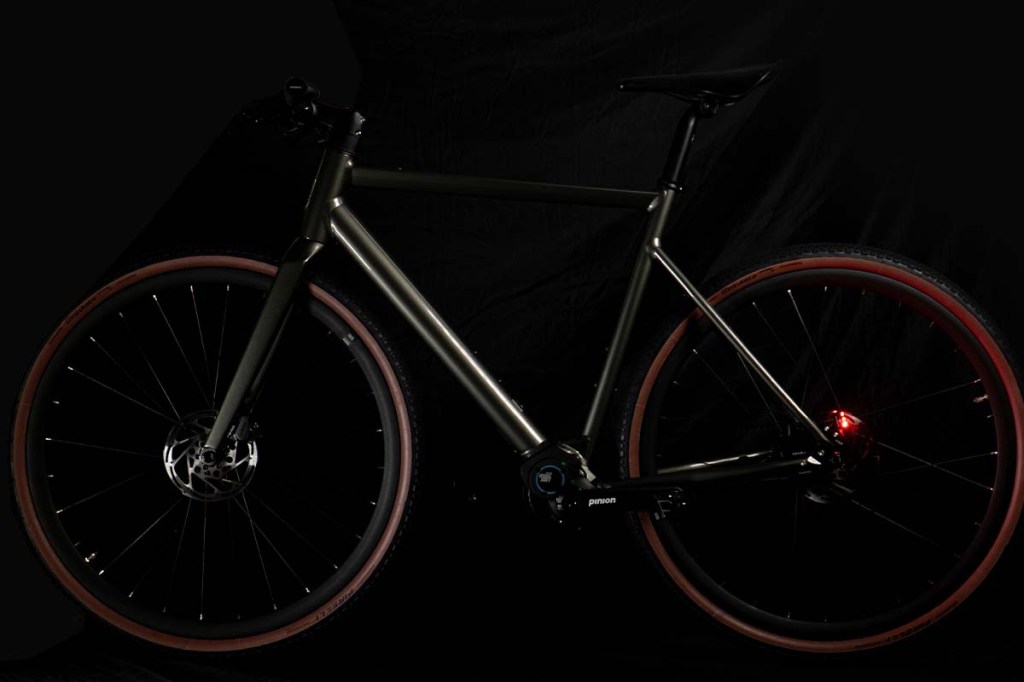Produktshot E-Bike Desiknio X20 von der Seite auf schwarzem Hintergrund