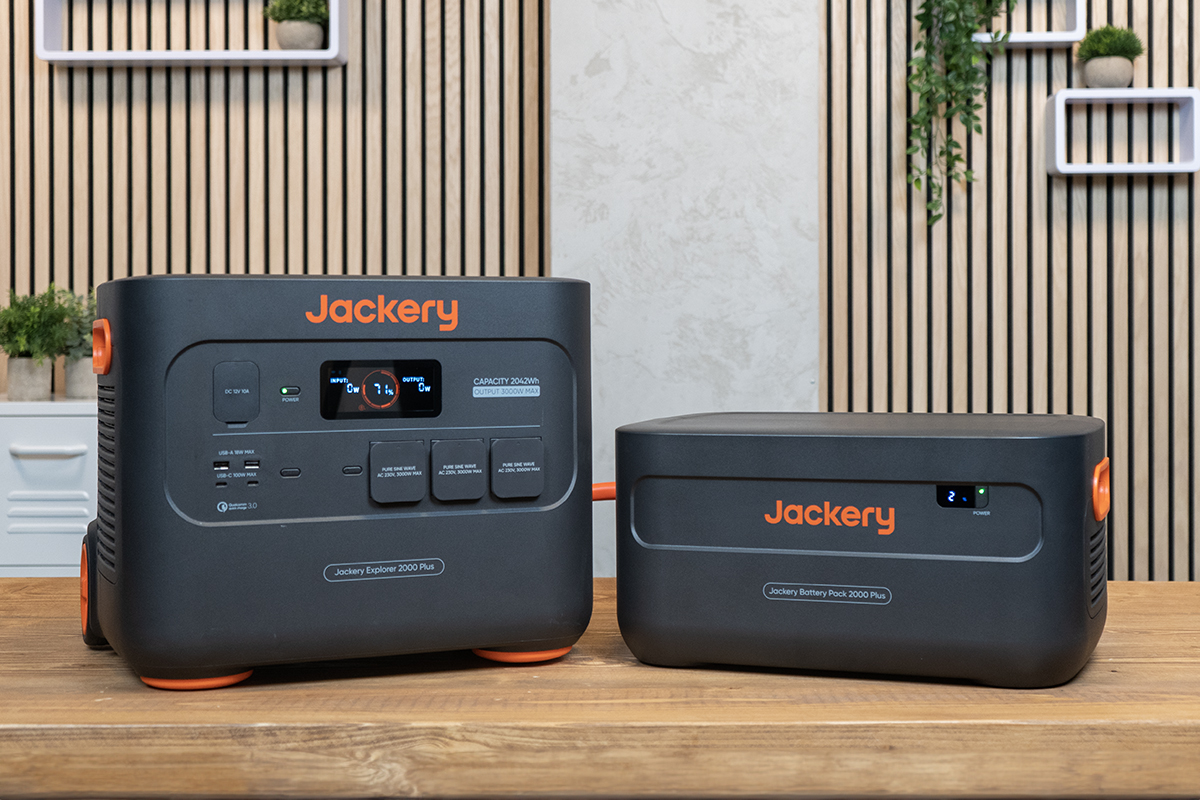 Die Jackery Explorer 2000 Plus mit Zusatz-Akku auf einem Tisch.