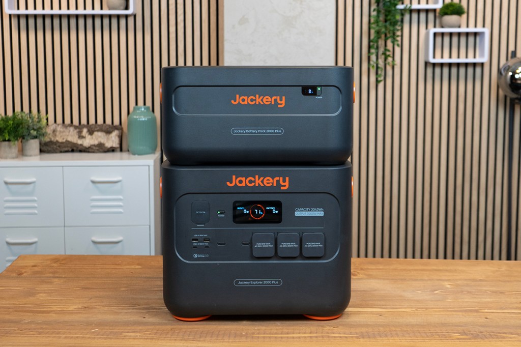 Die Jackery Explorer 2000 Plus von vorne, verbunden mit Zusatz-Akku.