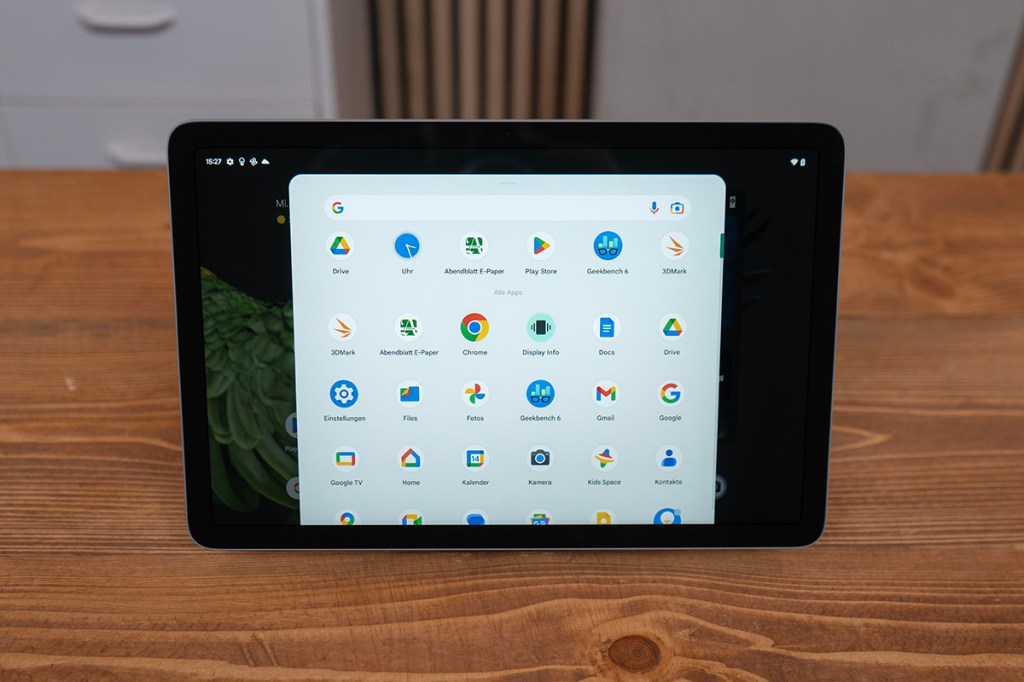 Das Google Pixel Tablet steht auf einem Tisch.