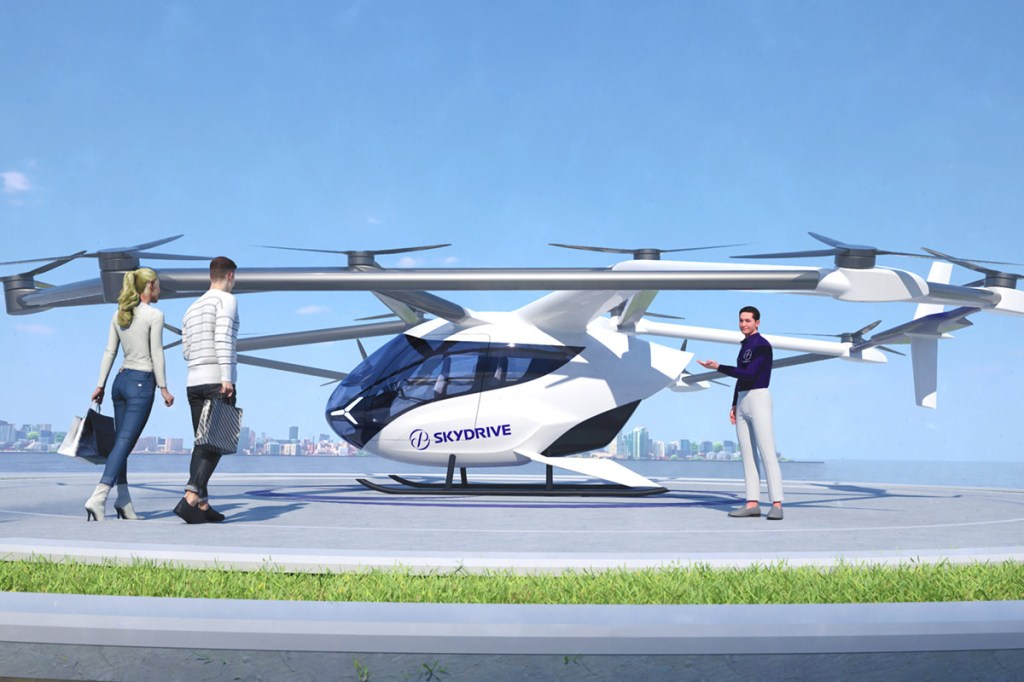 Das Flugtaxi von Skydrive, mit einem Piloten und zwei Passagieren.