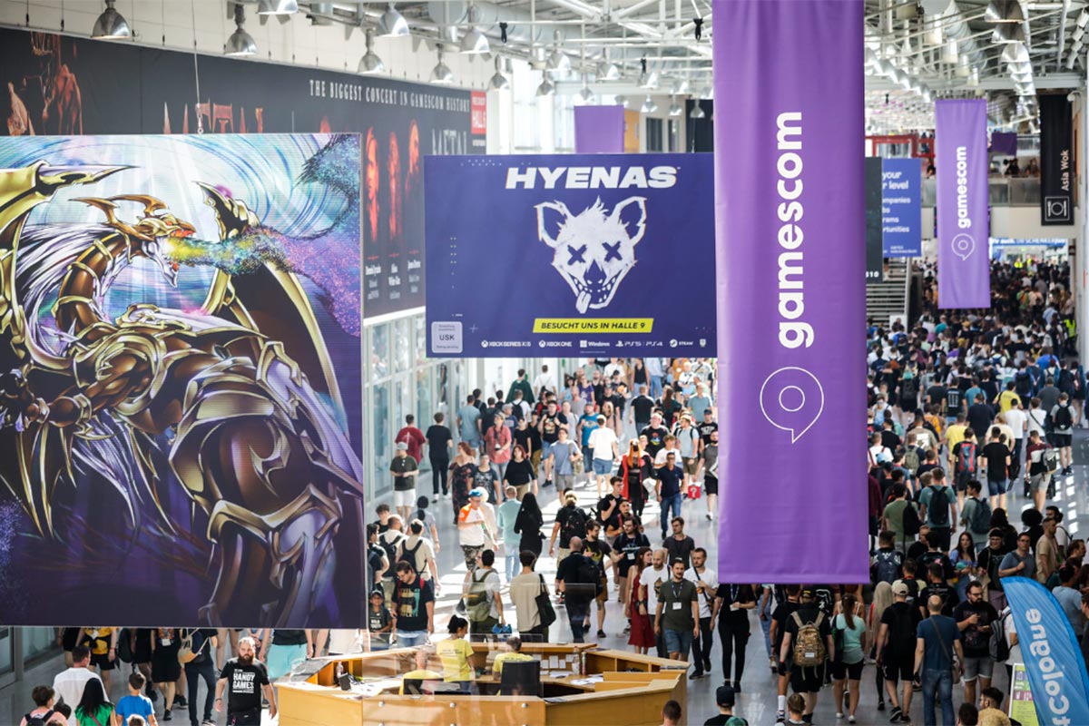 Ein Foto von der Gamescom, mit vielen Plakaten.