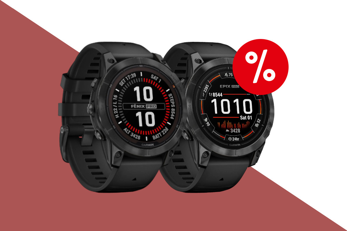 Zwei schwarze Garmin Smartwatches schräg von vorne nebeneinander auf dunkelrotem weißem Hintergrund mit rotem Prozentzeichen rechts oben