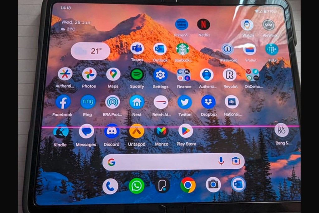 Darstellung eines defekten Google Pixel Fold Smartphones.