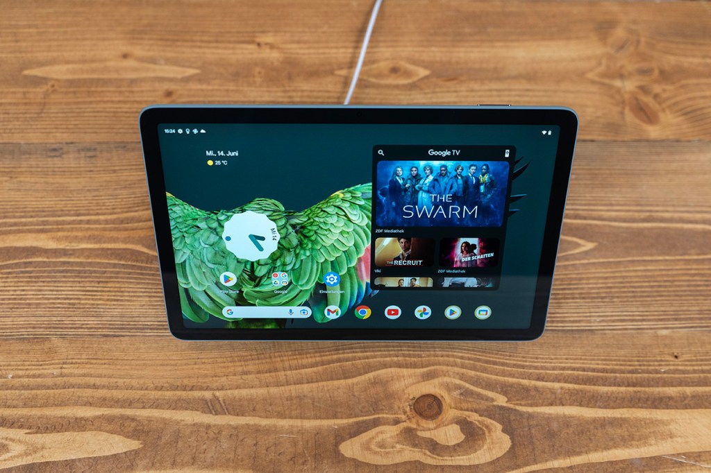 Das Google Pixel Tablet steht auf einem Tisch.