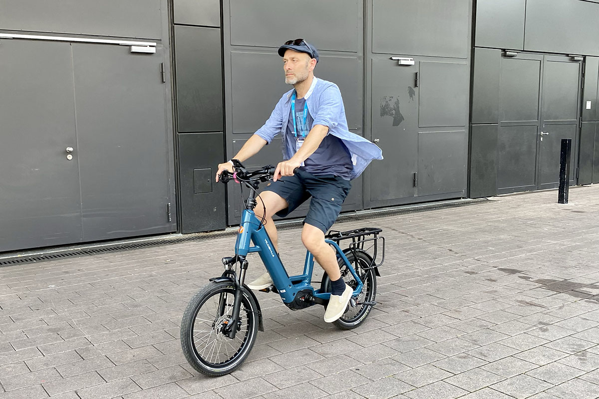 Mann fährt auf E-Kompakt-Bike Velo de Ville KEB.