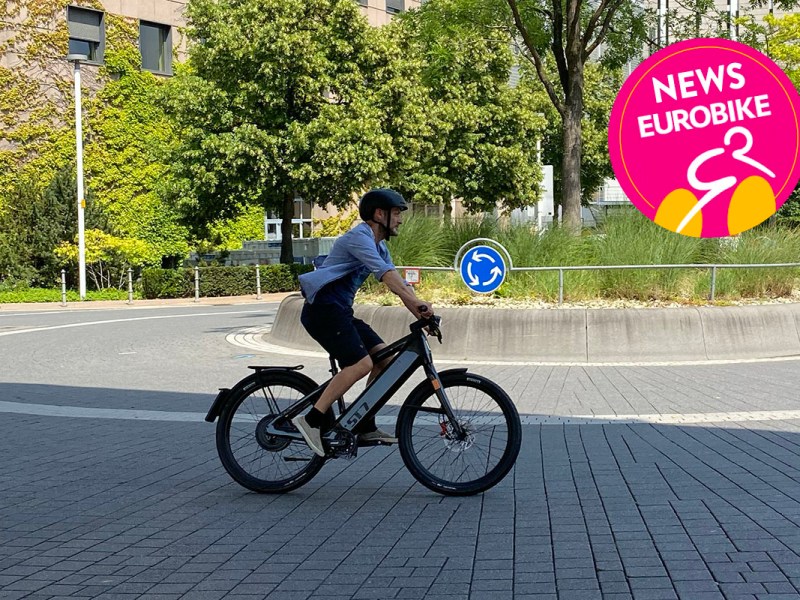 Mann fährt auf S-Pedelec Stromer ST7 im Kreisverkehr.