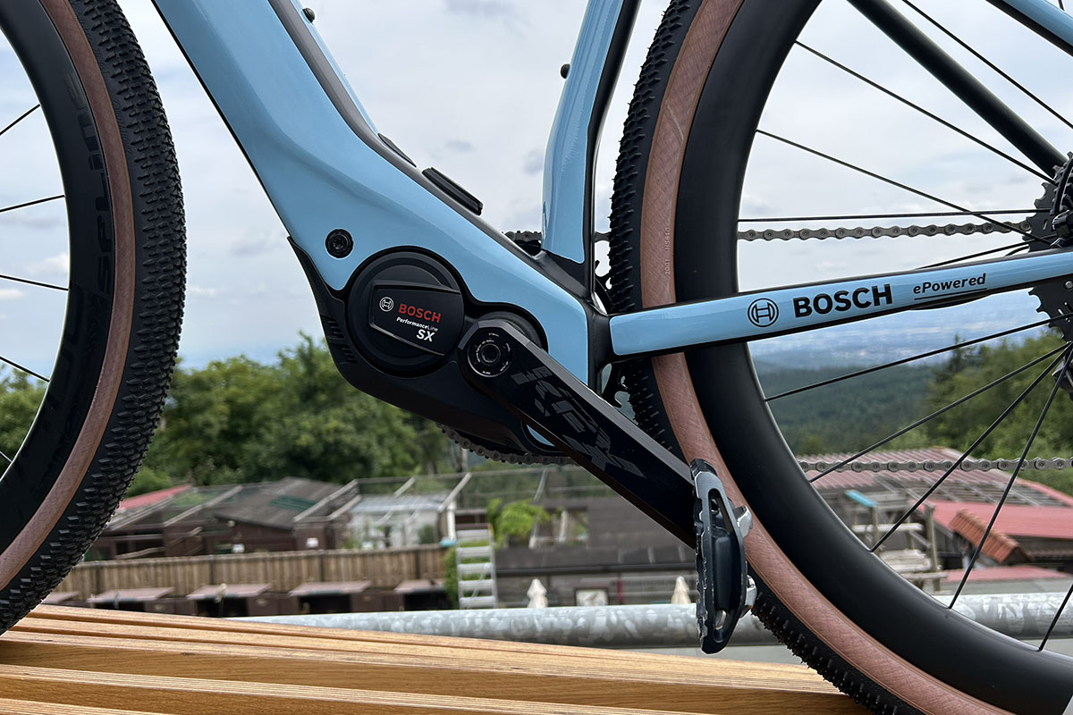 Detailansicht eines E-Gravel-Bikes – Blick auf den Mittelmotor – mit neuem Bosch Performance Line SX-Antrieb.