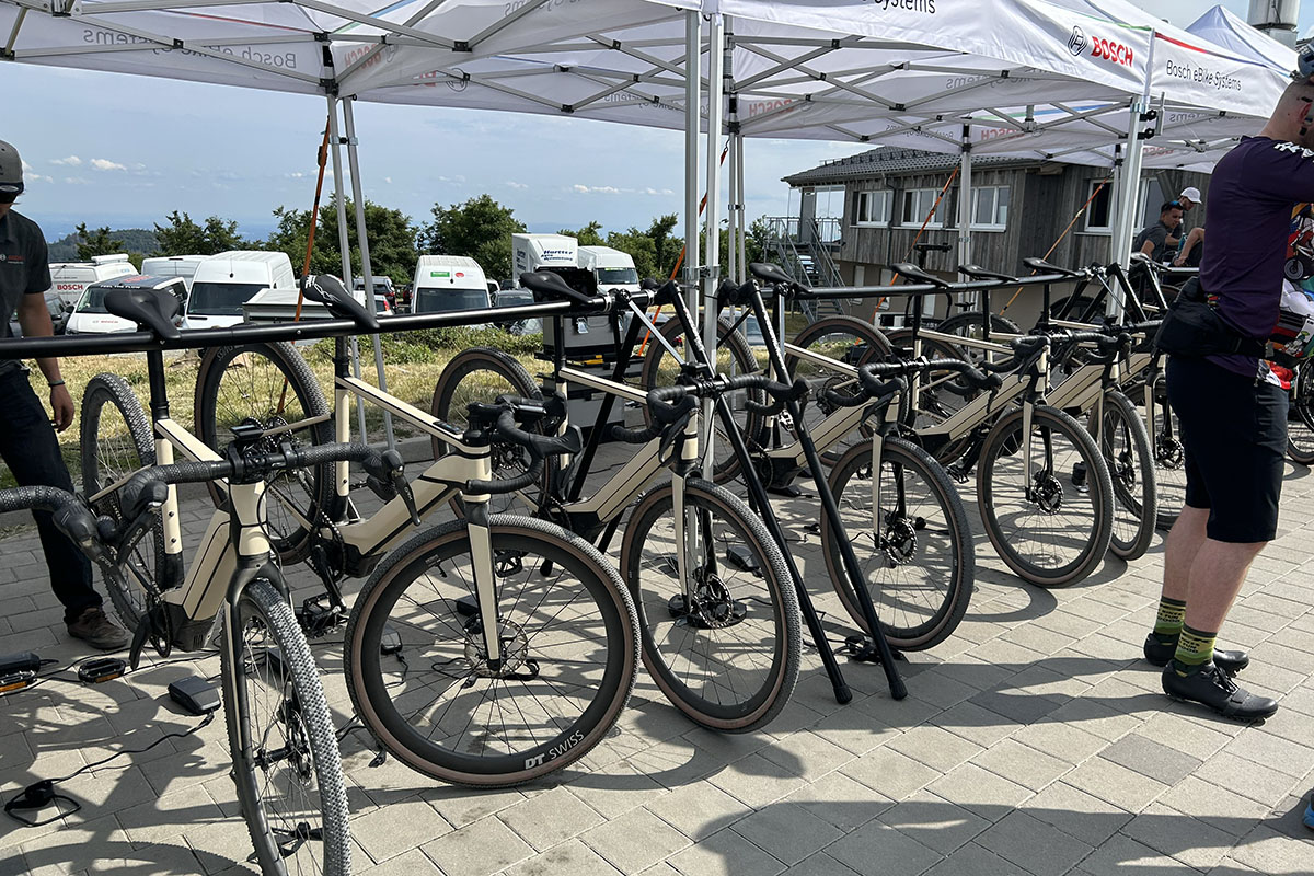 E-Gravel-Bikes in Fahrradständer.