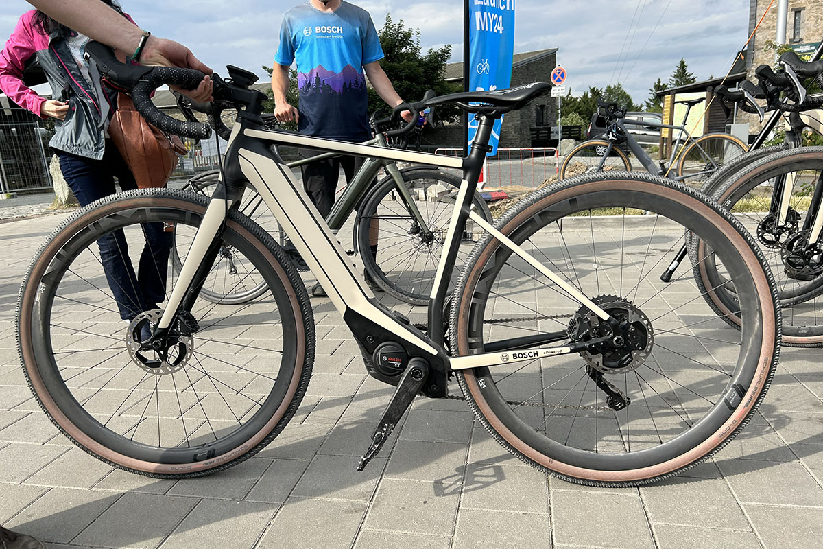 E-Gravel-Bike im Profil fotografiert – vor Messestand.