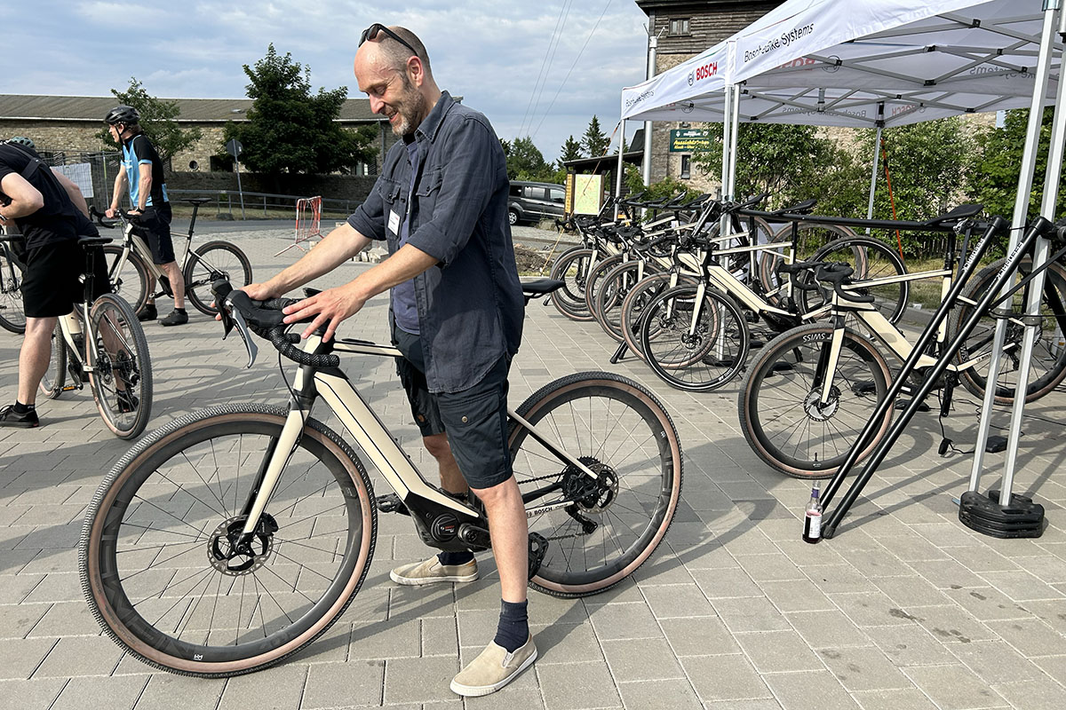 Mann auf E-Gravel-Bike.