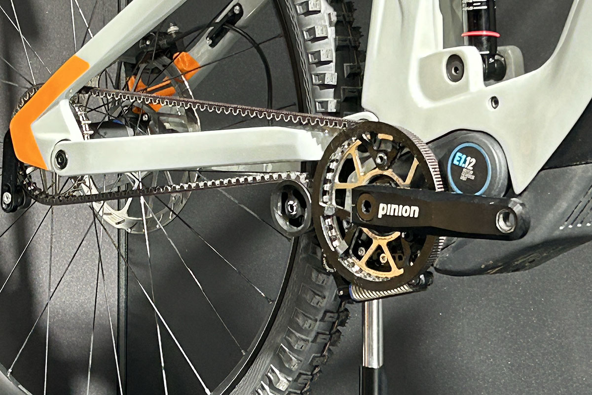 E-Mountainbike im Detail (mit Tretkurbel) mit Pinion MGU-Antrieb auf Messestand während der Eurobike.