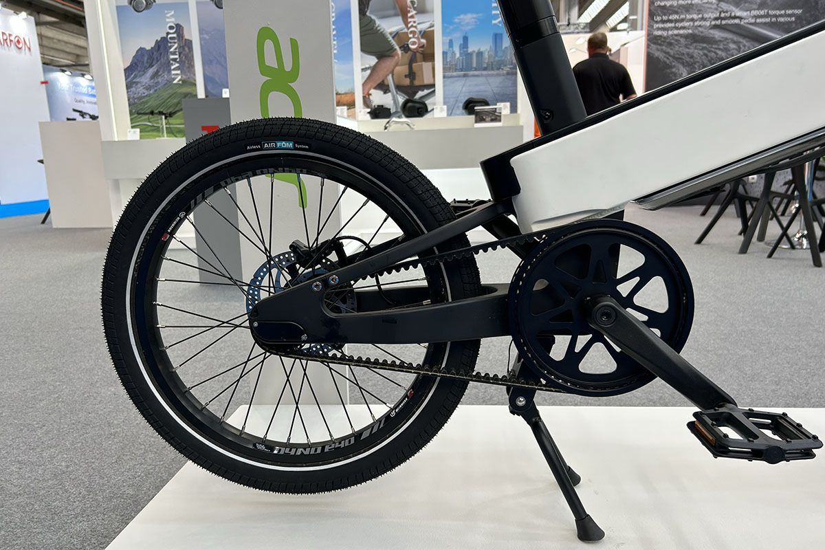 Ki-gesteuertes E-Bike Acer ebii in Detailansicht. Im Bild das Hinterrad des des E-Bikes.