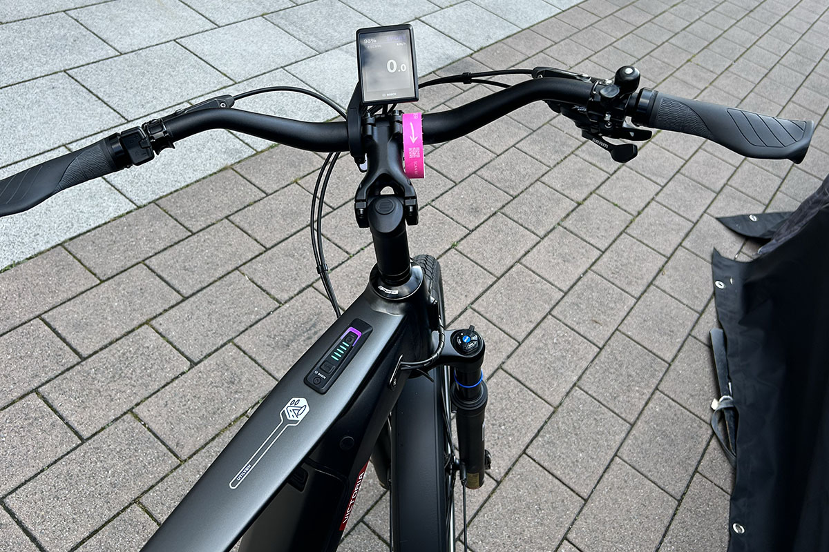 E-Bike Victoria Utilyon in Detailansicht des Lenkers vor Messestand auf der Eurobike 2023.
