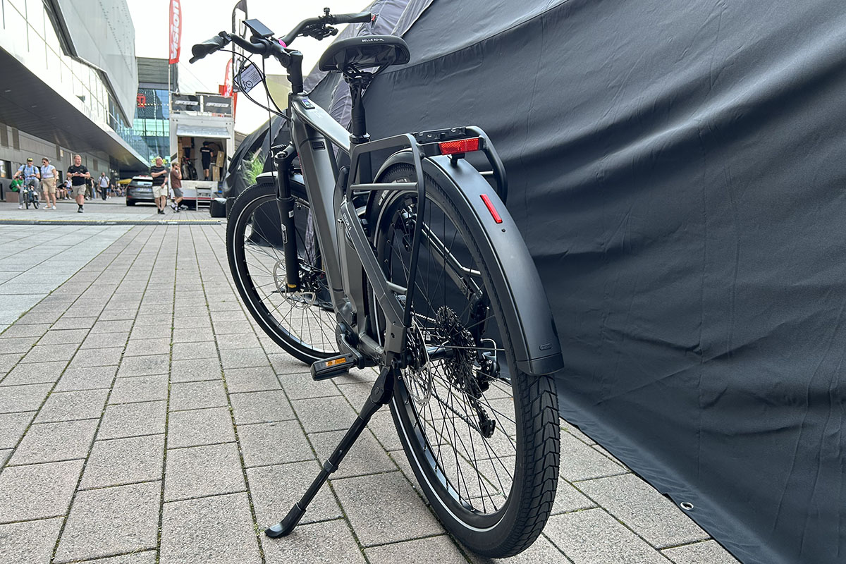 E-Bike Victoria Utilyon in Rückansicht (leicht schräge) vor Messestand auf der Eurobike 2023.