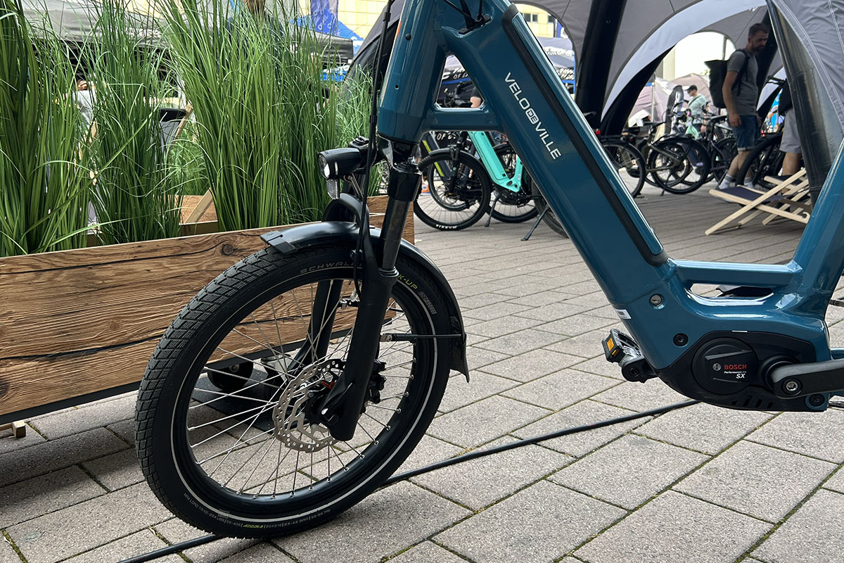 Detailansicht Federgabel bei E-Kompakt-Bike Velo de Ville KEB auf einem Messestand der Eurobike.