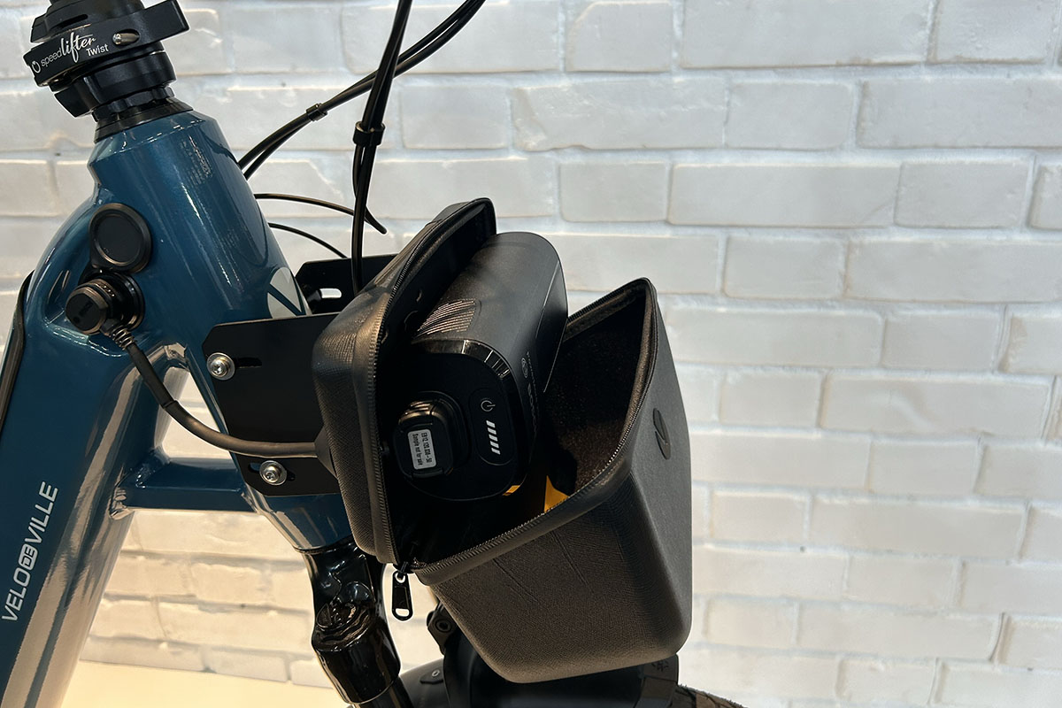 Detailansicht zusätzliche Akku-Tasche bei E-Kompakt-Bike Velo de Ville KEB.