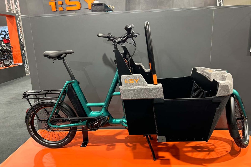 Lasten-E-Bike von isy an einem Messestand