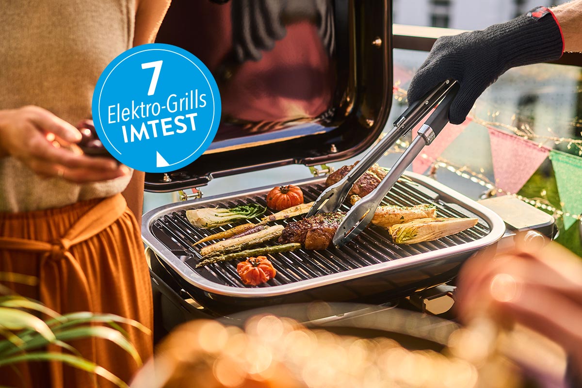 Auf dem Weber Lumin Elektrogrill werden fleisch und Gemüse gegrillt.