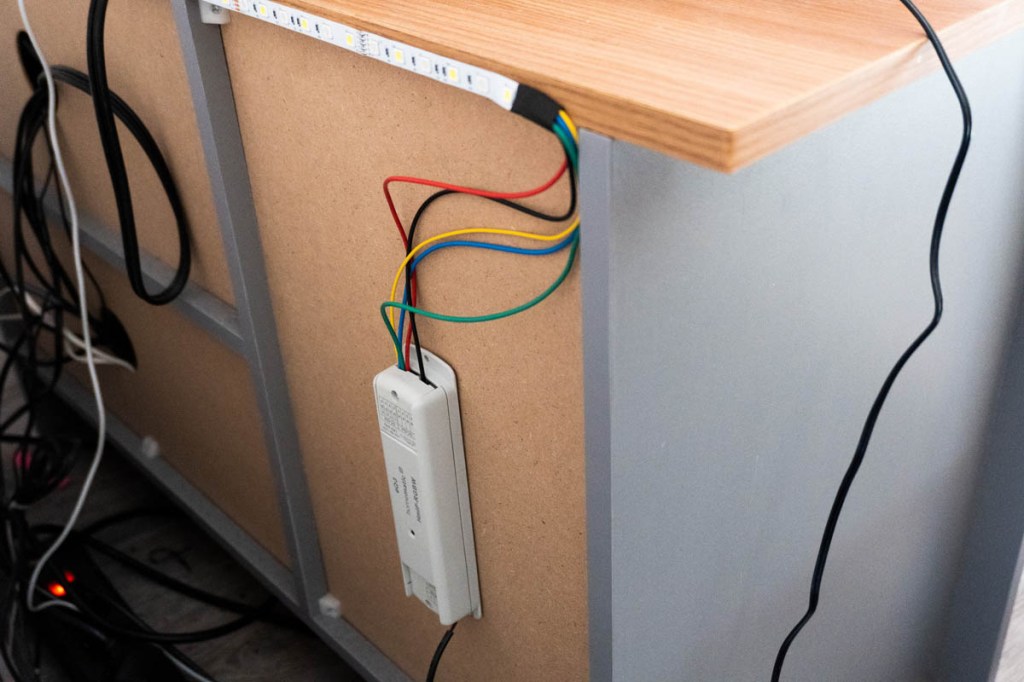 Der RGB-Controller mit angeschlossenem LED-Band an einem Phono-Möbel
