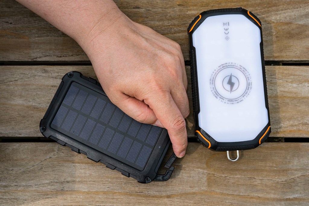 Manche Solar-Powerbanks besitzen Karabiner oder Schlaufen zur Befestigung am Rucksack.