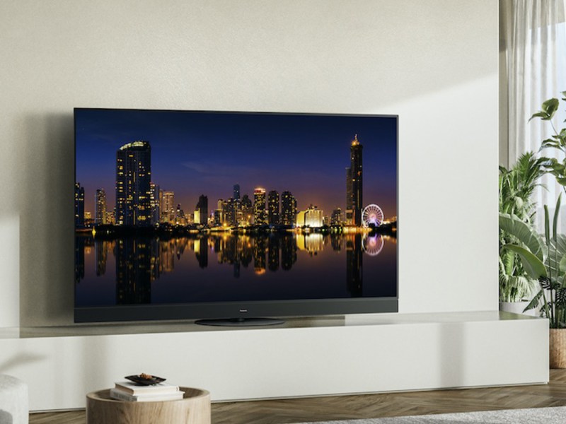 Ein Panasonic-Fernseher der neuen Serie steht auf einem Tisch.