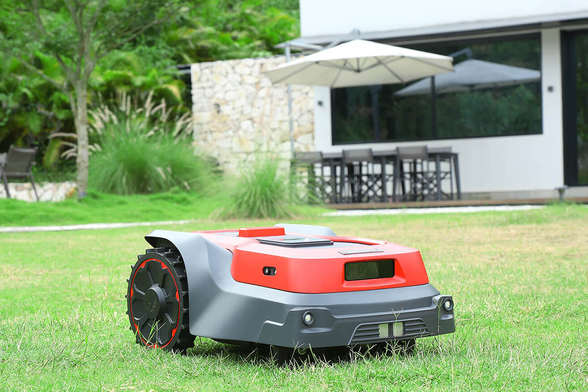 Der smarte Mähroboter RoboUP fährt durch einen Garten.