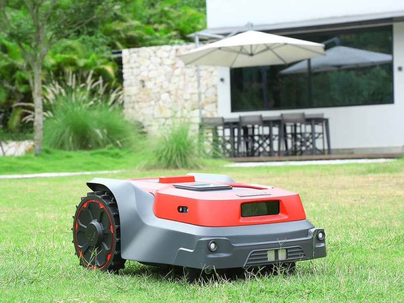Der smarte Mähroboter RoboUP fährt durch einen Garten.