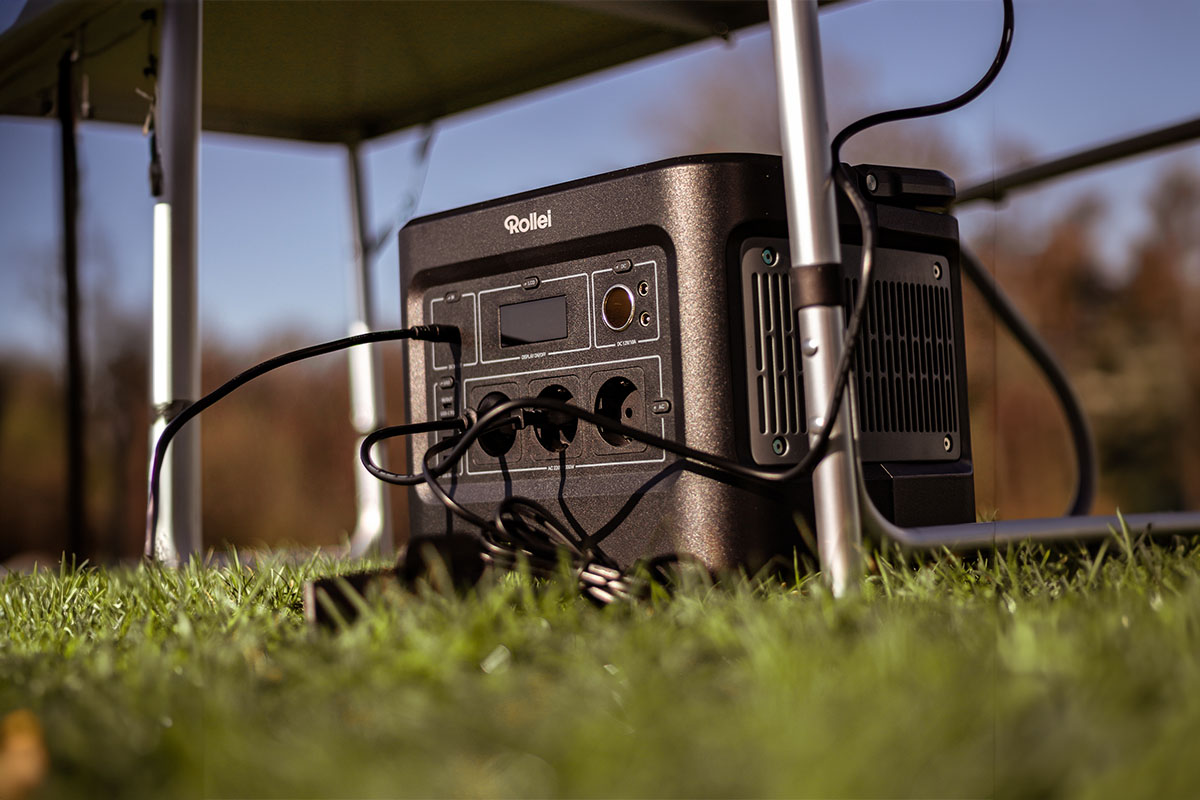 Die neue Rollei Power Station 1000 unter einem Camping-Tisch.