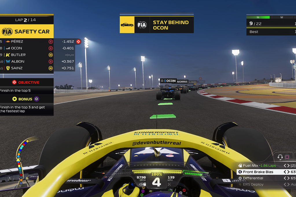Ein gelbes F1-Auto, Kameraperspektive knapp über dem Fahrer. Davor weitere Rennwagen.