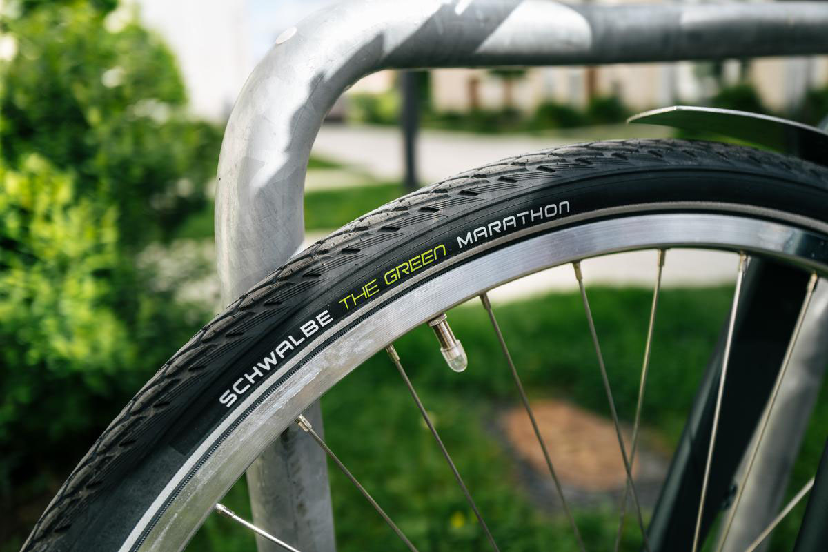 Detailaufnahme E-Bike-Reifen von Schwalbe vor unscharfem Hintergrund.