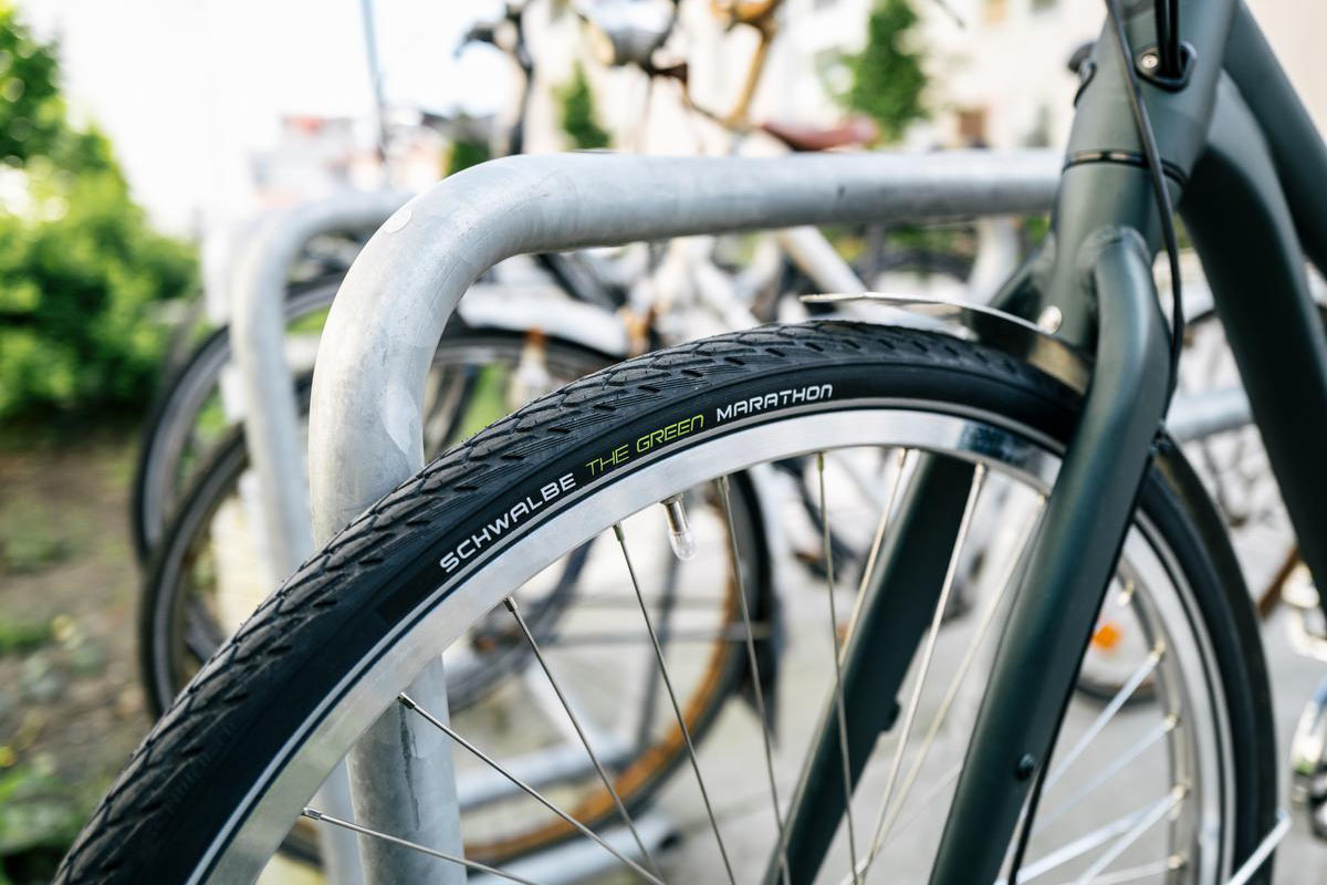 Detailaufnahme E-Bike-Reifen von Schwalbe vor unscharfem Hintergrund.