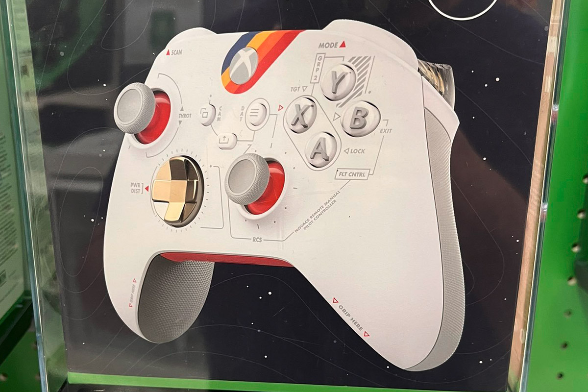 Ein Bild von einem Xbox Controller mit schickem Starfield-Design.