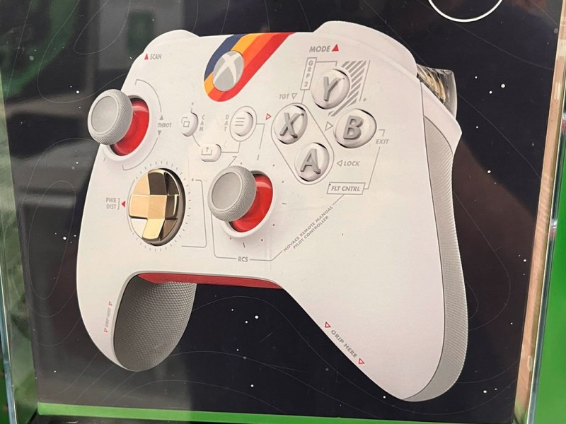 Ein Bild von einem Xbox Controller mit schickem Starfield-Design.